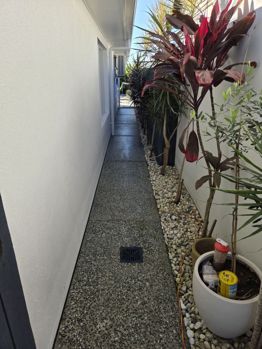 The same side path clean after pressure washing